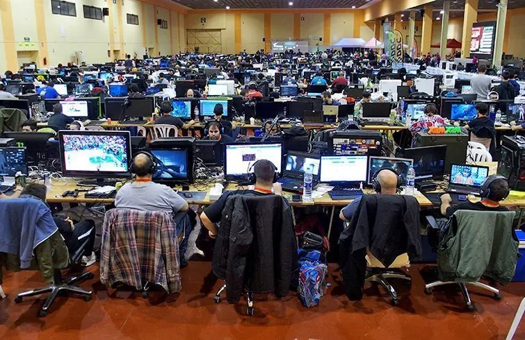 Aspecte del pavelló amb els més de 600 participants en la Lan Party de Mollerussa