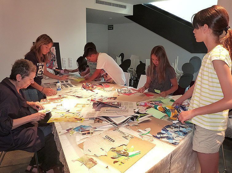 Marta Viles impartint un taller de collage als infants borgencs a l'Espai Macià (2014) inteior