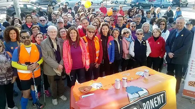 Organitzadors i participants en la Caminada per la Salut Mental