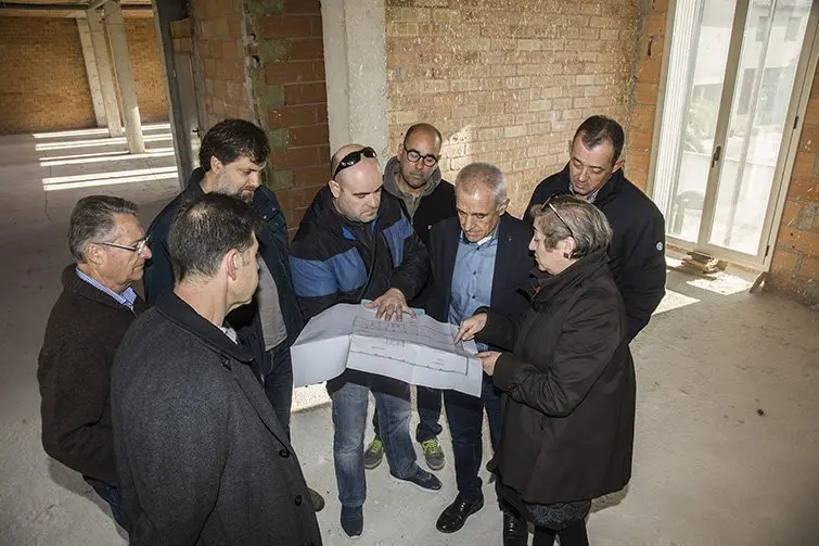 Membres de la Cooperativa i de l'Ajuntament d'Ivars visiten l'edifici