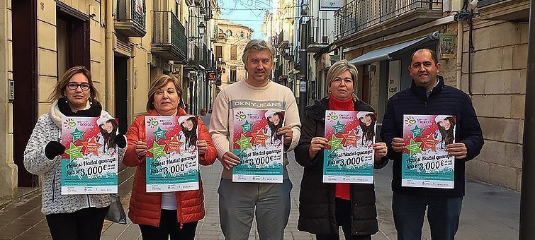 Els representants de l'Agrupació de Comerciants de les Borges i el regidor de Promoció Econòmica presentant la campanya de Nadal 2017 portada