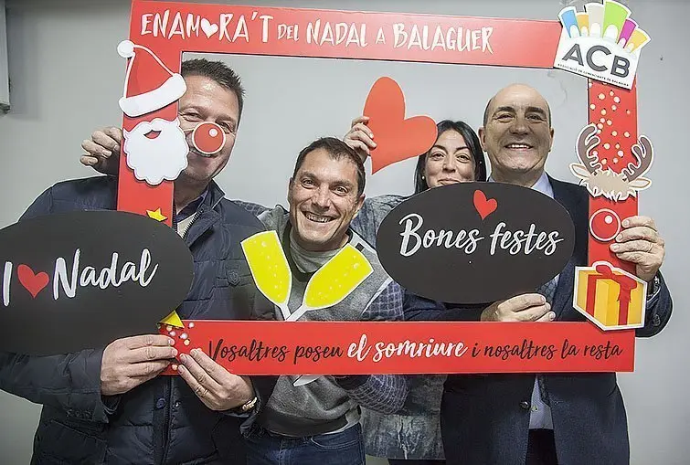 L'Associació de Comerciants de Balaguer dona 100 regals i una cistella valorada en més de 4.500 euros 1 interior