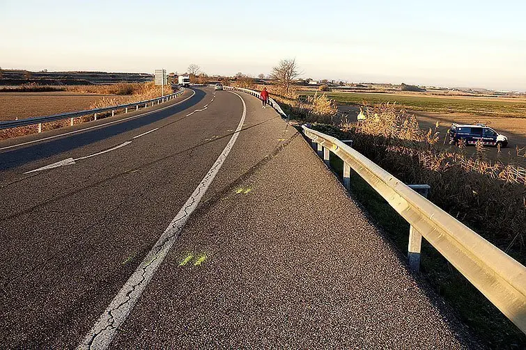 Pla obert on es pot veure el punt de l'N-II a Castellnou de Seana on ha tingut lloc una sortida de via mortal d'un turisme, el 4 de desembre de 2017. (Horitzontal)