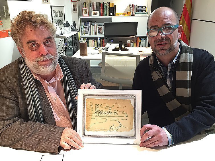 Joan Ramon Veny i Josep Segura analitzant el dibuix inèdit de Màrius Torres localitzat a l'Espai Macià inteiror