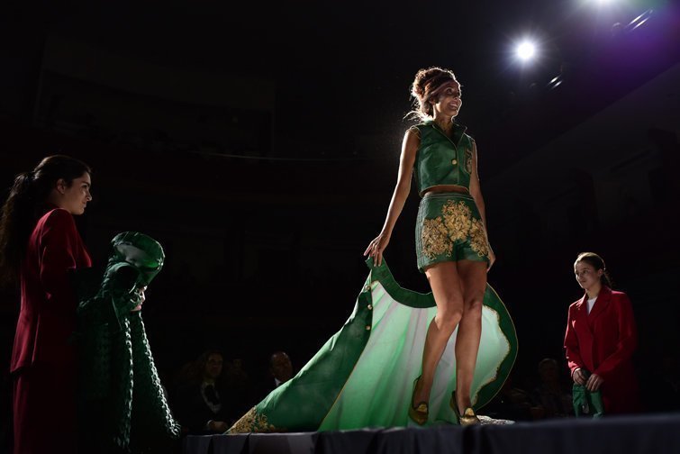 El primer premi de moda actual en el Concurs de vestits de Paper de Mollerussa