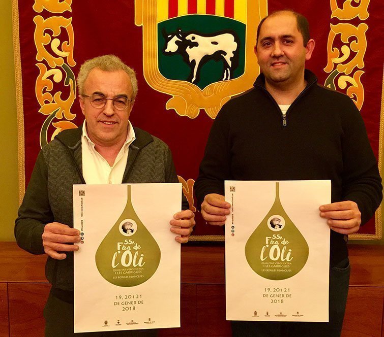 Enric Mir i Jordi Ribalta amb el cartell oficial de la 55a Fira de l'Oli i les Garrigues