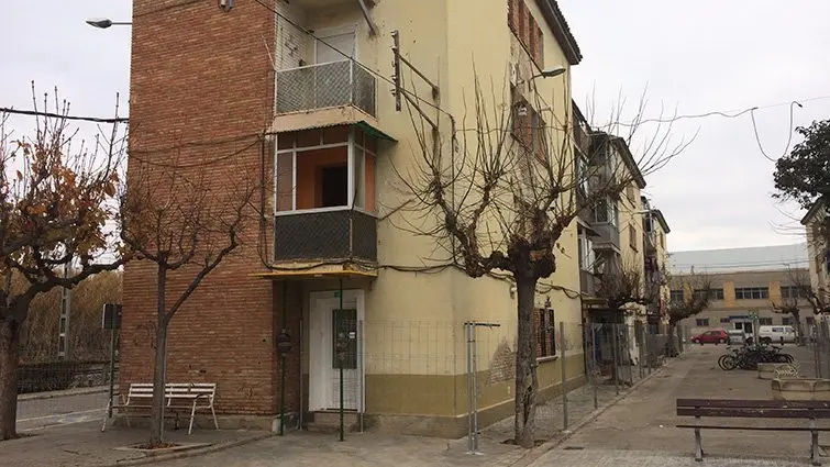 Un dels blocs d'habitatges Sant Isidori amb les tanques col·locades