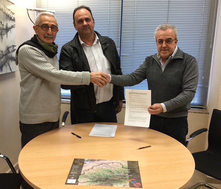 Ramon Mònico (coordinador de Les Borges TV), Antoni Villas (Consell Comrcal), i Enric Mir (Ajuntament de les Borges) just després de signar el conveni