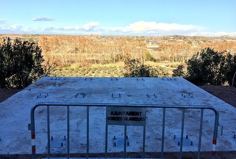 Els treballs de construcció del nou Mirador sobre la vall de la Femosa, al carrer Castell Alt de les Borges