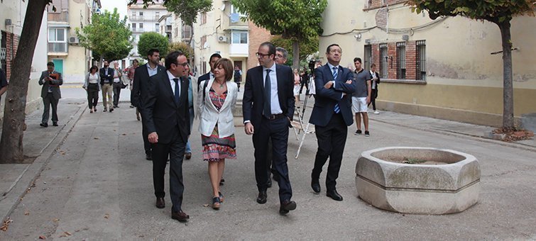 Visita dels consellers i l'alcalde als habitatges dels blocs Sant Isidori