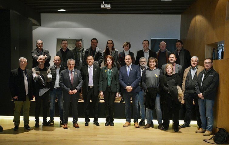 Participants al Dia de la Comarca de la 55a Fira de l'Oli i les Garrigues que ha encapçalat l'alcaldessa de Girona