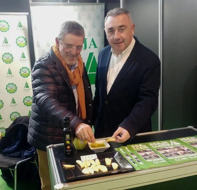 Joan Segura en l&#39;estand d&#39;ASAJA en el marc de la Fira de l&#39;Oli i les Garrigues