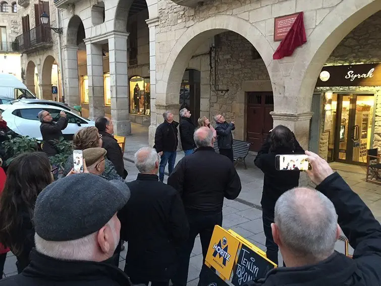 Enric Mir descobrint la placa commemorativa a la casa de Pere Mies a les Borges 1