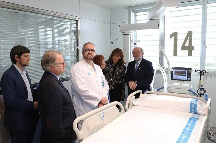 Reñé visita la UCI de l'Arnau interior