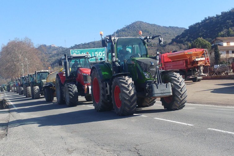 Una vintena de tractors van tallar la carretera C-14 a Ponts