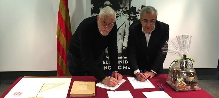 Joan Bellmunt i Enric Mir signant el protocol de donació a l'Espai Macià de la litografia de Subirachs i el llibre sobre la població catalana del 1936