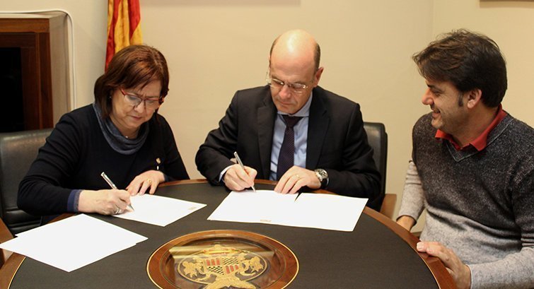 Signatura del conveni amb l'alcaldessa de Tàrrega i el responsable del Grup Bon Preu.