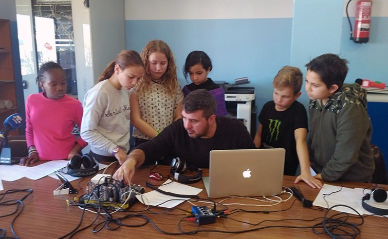 Alguns alumnes de l&#39;escola Ignasi Peraire durant el taller de ràdio