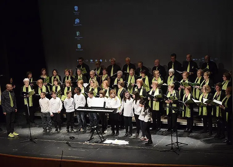 La Coral de Miralcamp i alumnes de l'escola Sant Miquel del municipi del Pla d'Urgell