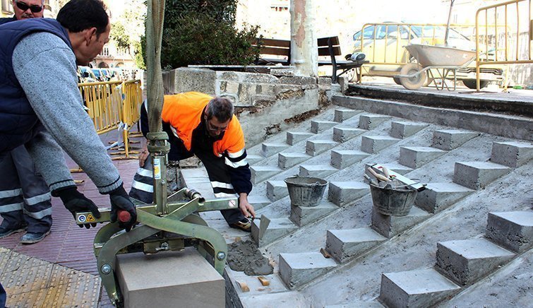 Renovació d'escales a la plaça del Carme aquesta setmana, efectuats amb ajut del programa Treball i Formació interior