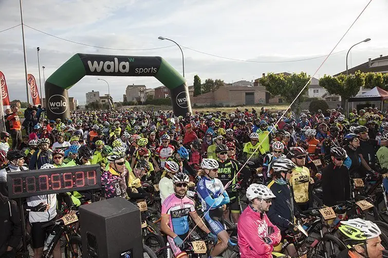 Participants en la marxa BTT Catigat que va sortir de Linyola