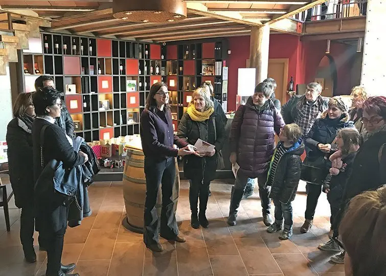 Els participants en l'acte de cloenda de Biblioteques amb DO de Juneda visiten el celler Mas Blanc i Jové