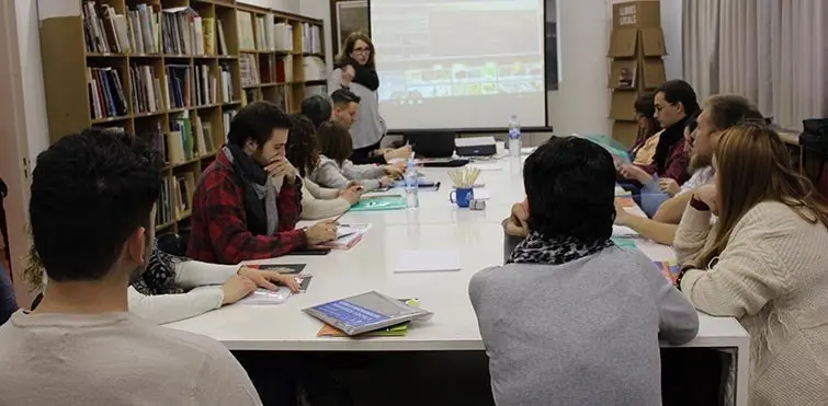 Carme Alós, directora del Museu de la Noguera, en la primera classe del curs