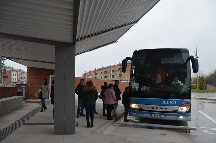 Primers passatgers en la parada d'autobusos de Mollerussa 1