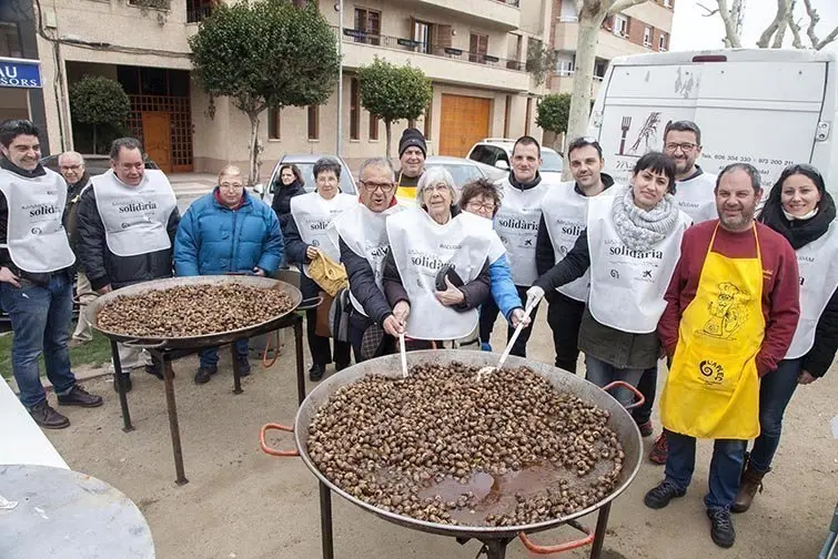 Els usuaris d'ACUDAM en la caragolada solidària de la FECOLL en la Fira de Sant Josep