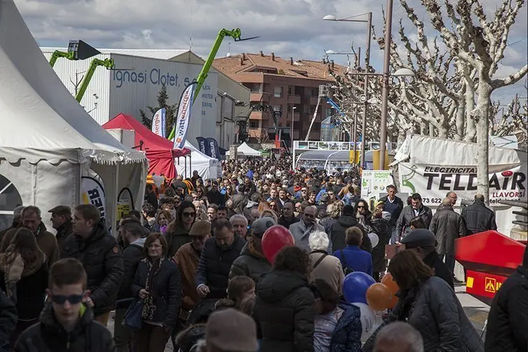 El recinte exterior de Fira de Sant Josep, ple a vessar en el matí del diumenge Interior