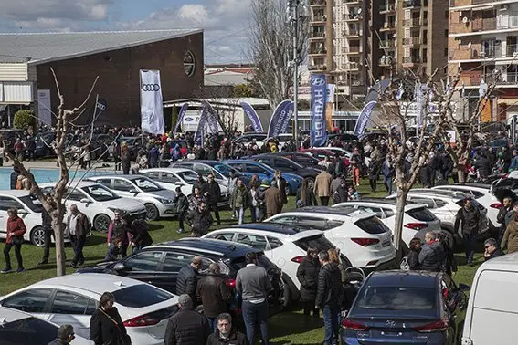 El Saló de l'Automobil de Fira de Sant Josep, ple a vessar en el matí del diumenge