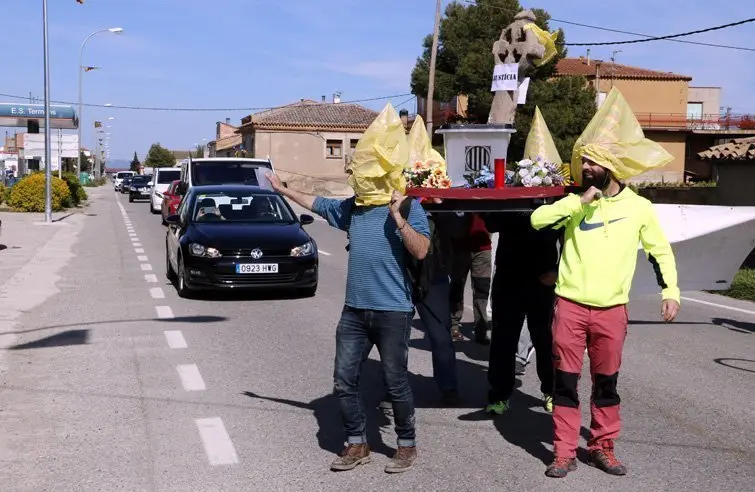 Veïns de Tèrmens i membres dels CDR Ponent tallen la C-13