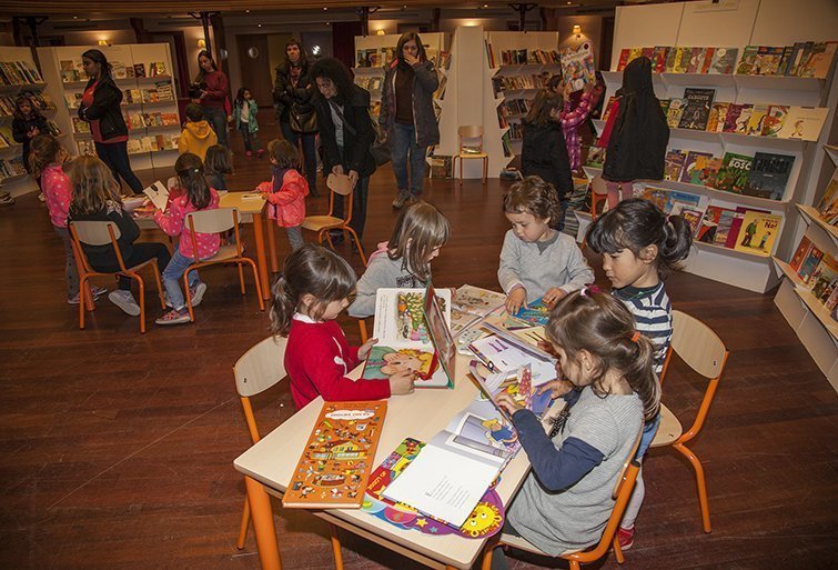 Els primers escolars que visiten el Saló del Llibre Infantil i Juvenil de Mollerussa