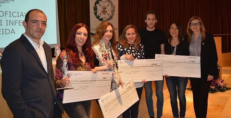 Els diferents premiats i becats en la VII Jornada d’Infermeria i Fisioteràpia