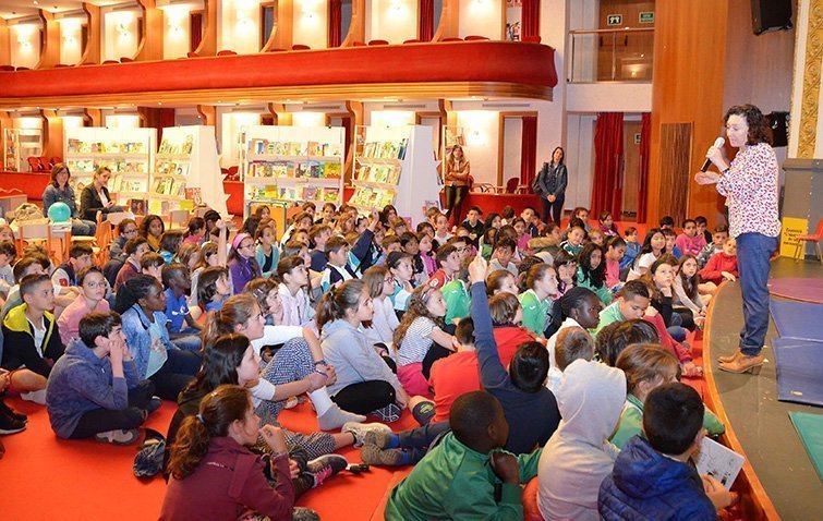 L'escriptora Maite Carranza visita el Saló del Llibre Infantil i Juvenil de Catalunya