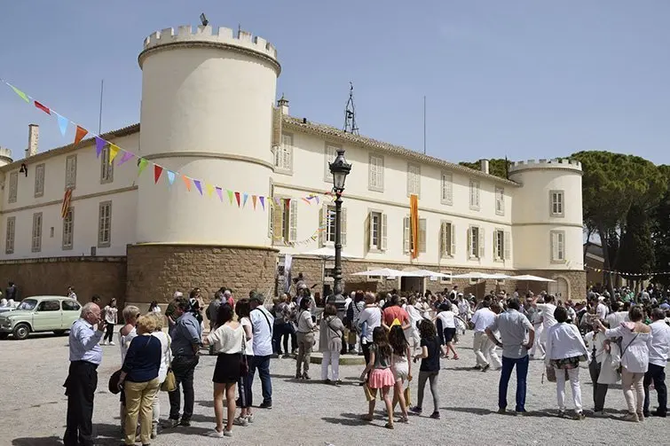 La celebració de l'Aplec al voltant de l'edifici del Castell del Remei