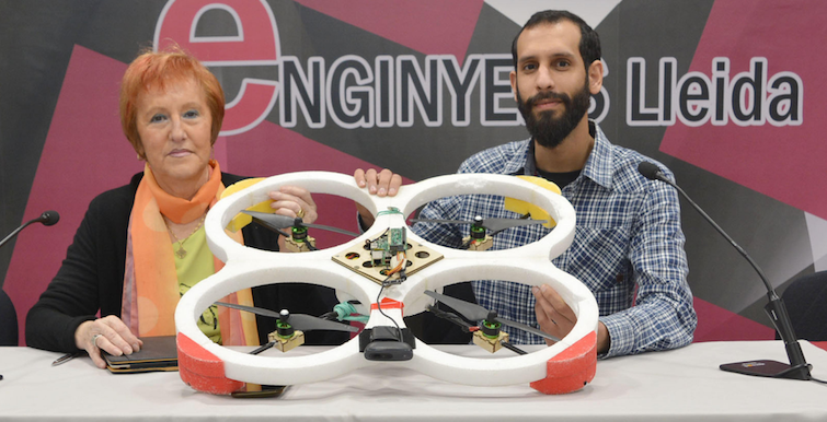 Dolors Arderiu i Alí Benmoussa El Omari amb el seu drone de visió artificial, projecte guanyador del premi Enginy 2018 