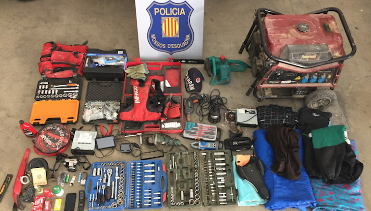 Imatge del material recuperat als dos detinguts per vuit robatoris a l'interior de vehicles a Mollerussa, el 26 d'abril de 2018 (Imatge: Mossos d'Esquadra)