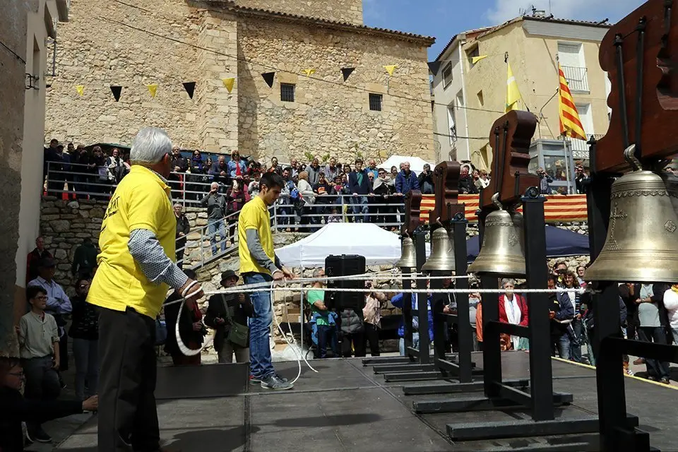 Imatges dels joves campaners d'Os de Balaguer fent sonar el toc especial per la llibertat dels presos polítics Interior