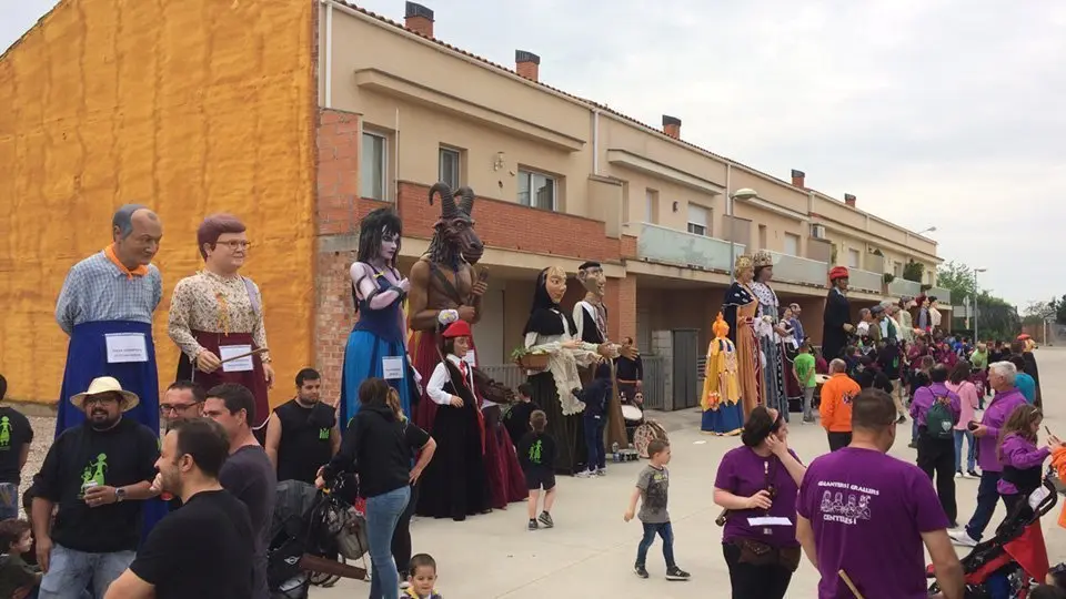 Plantada dels gegants a l'avinguda Catalunya de Castellnou de Seana