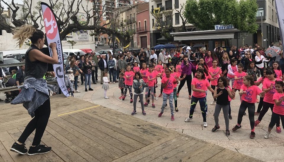 Activitat de Zumba en la celebració del Dia Internacional de la Dansa a les Borges