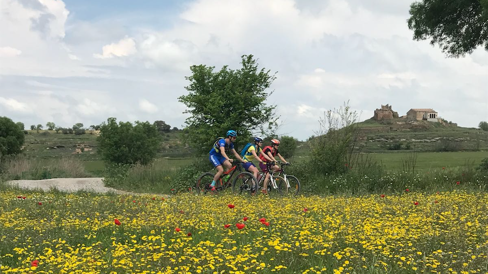 El bloguer francés Gregory Rohart practicant BTT per la comarca de la Segarra