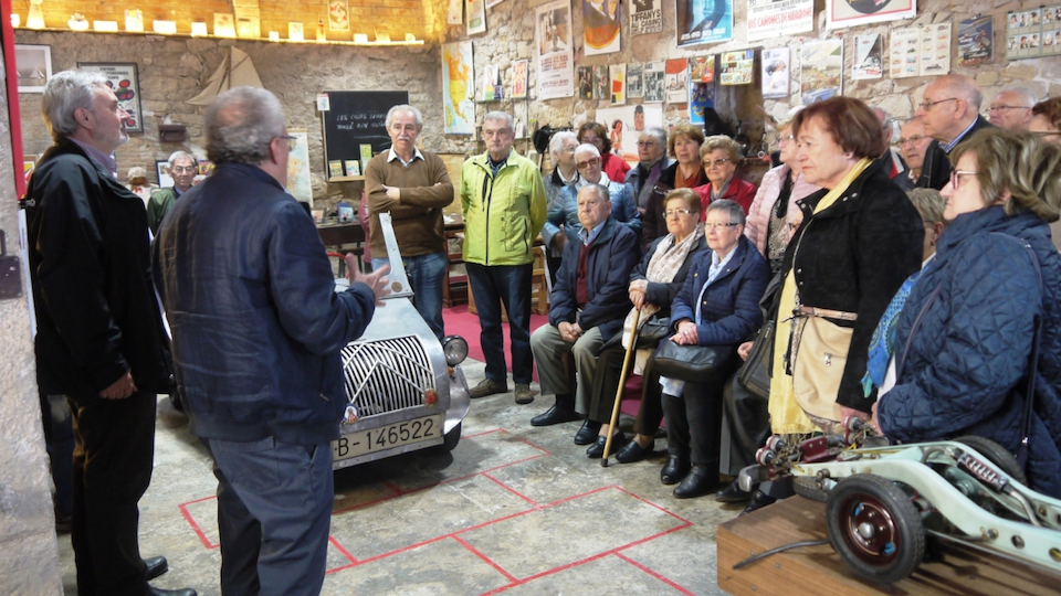 Un grup de turistes de Cerdanyola visita el Museu de Cal Pauet