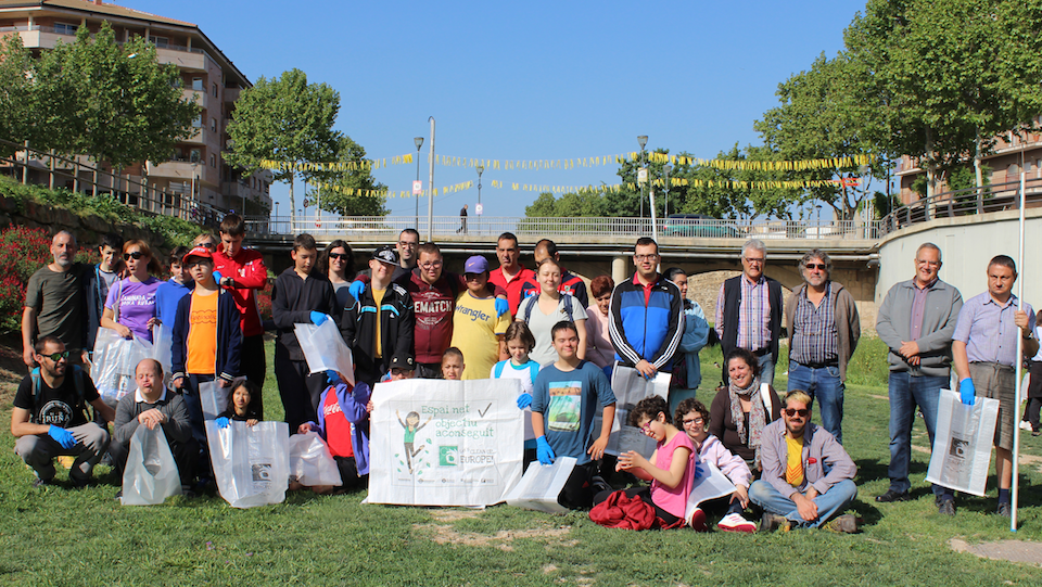 Un dels grups de voluntaris que van participar al Let's clean up Europe