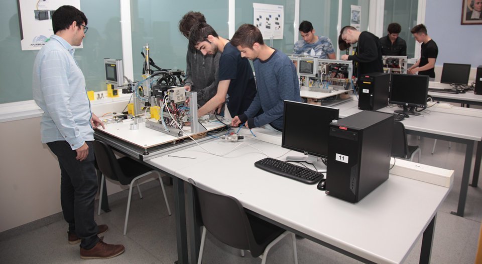 Els alumnes preparen els projectes de robótica a l&#39;INS La Salle