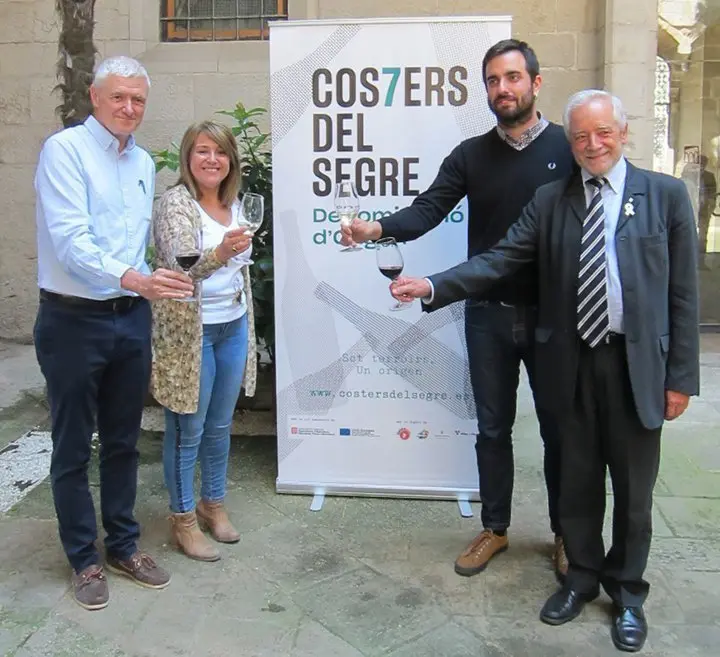 Tast de vi al pati de l&#39;IEI amb el nou logotip de Costers del Segre