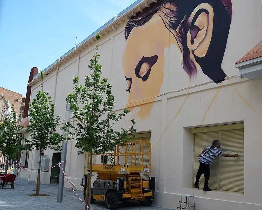 Sergi Gaya tereballant en el grafiti en el mur de la cafeteria del Complex de L'Amistat 1