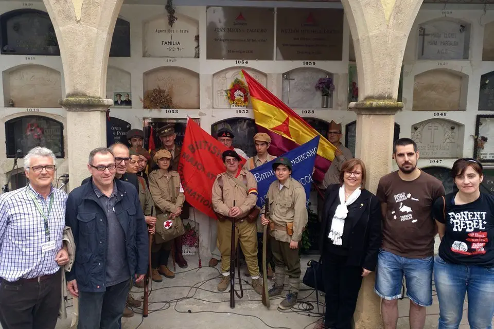 Acte d'homenatge als dos Brigadistes Internacionals (A la part superior de la imatge, els dos nínxols amb les noves làpides)