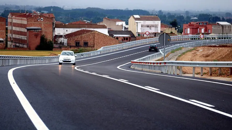 Vehicles circulant per la variant nord-oest de Balaguer, a la C-12 3