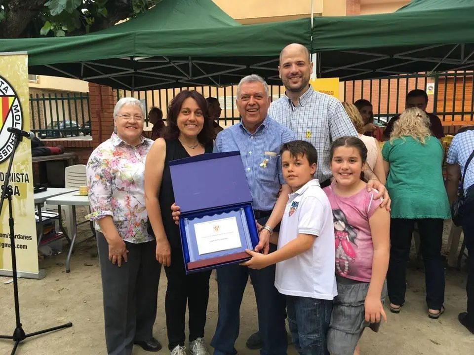 L’Agrupació Sardanista lliura una placa commemorativa a Joan Pons en agraïment per la cessió del seu arxiu històric.